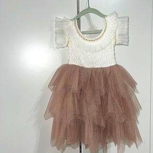 Hermoso vestido solo fue usado para la sección de fotos de mi bebé